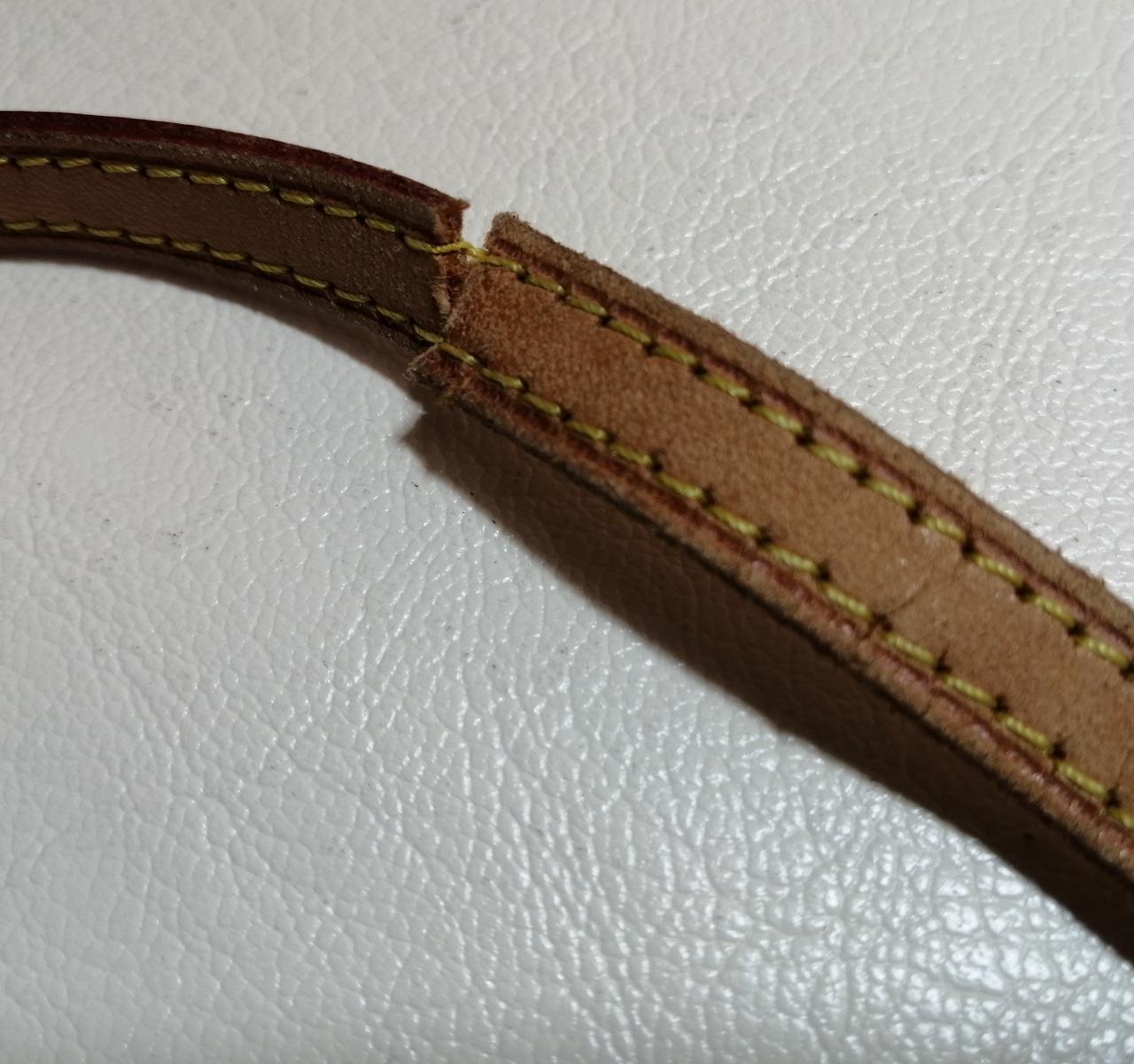 革は切れて糸だけで繋がってます