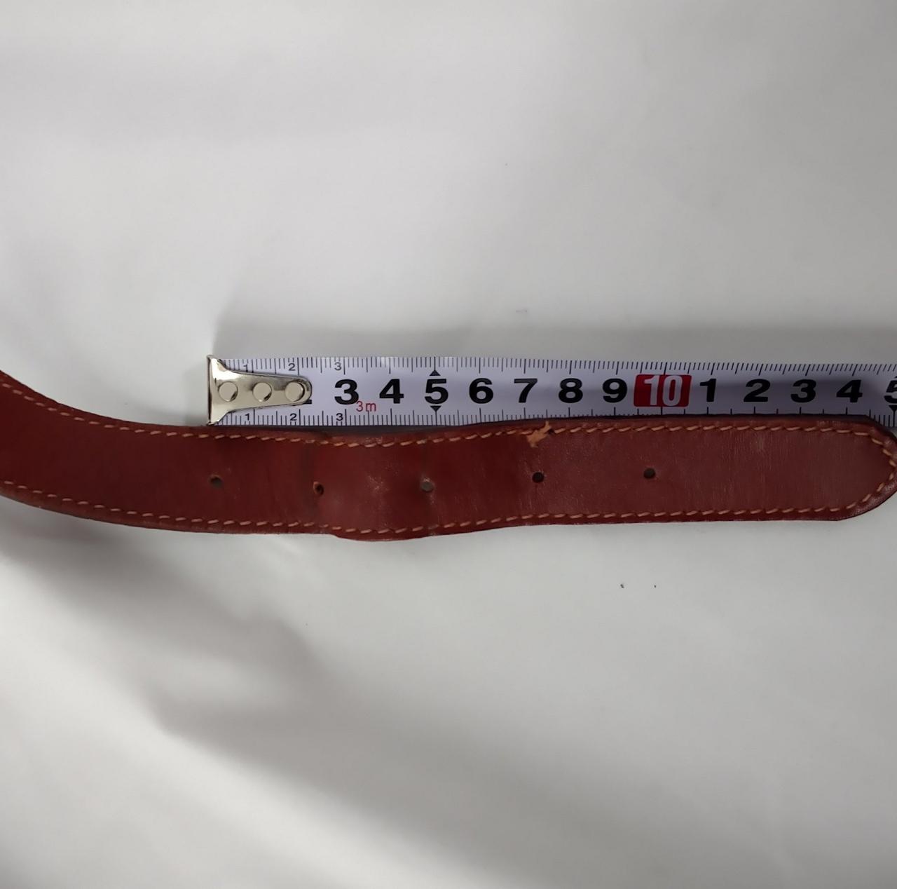 サイズ調節可能。左右に５穴あり。