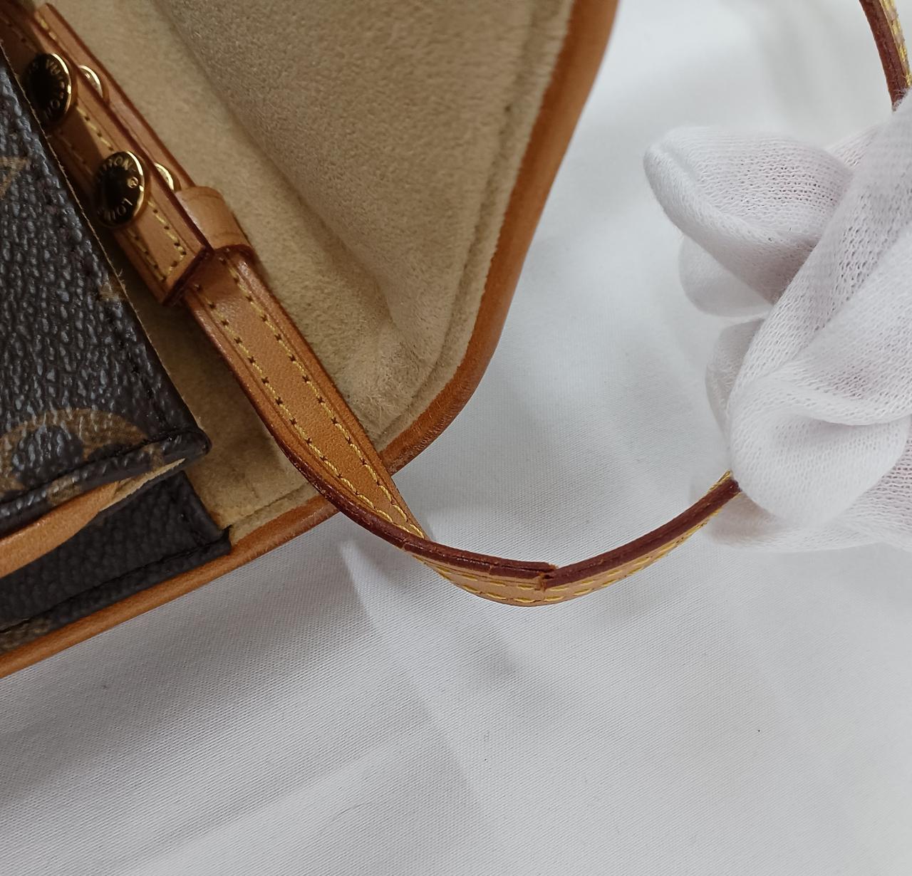 ショルダーヒモ1ヵ所にキズあり