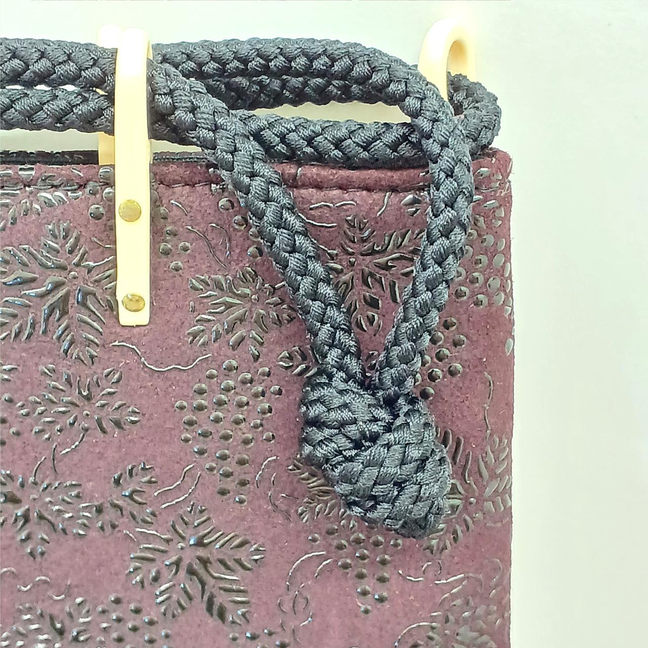 実際はもっと暗い色です