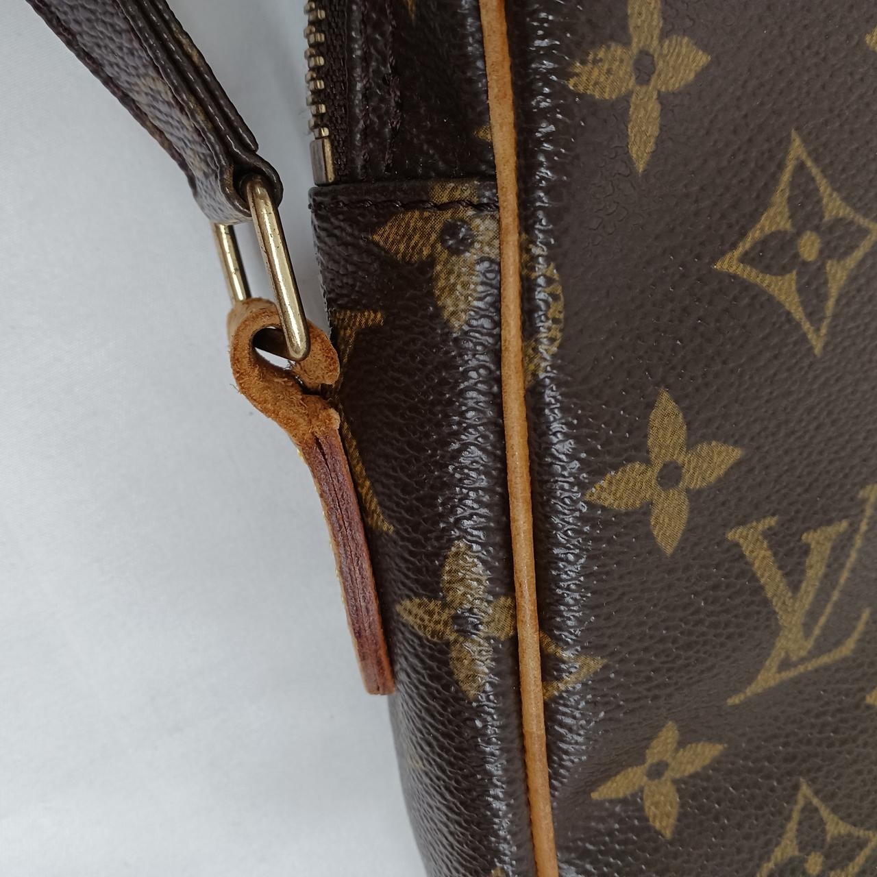 ヌメ革半分ほど切れてます