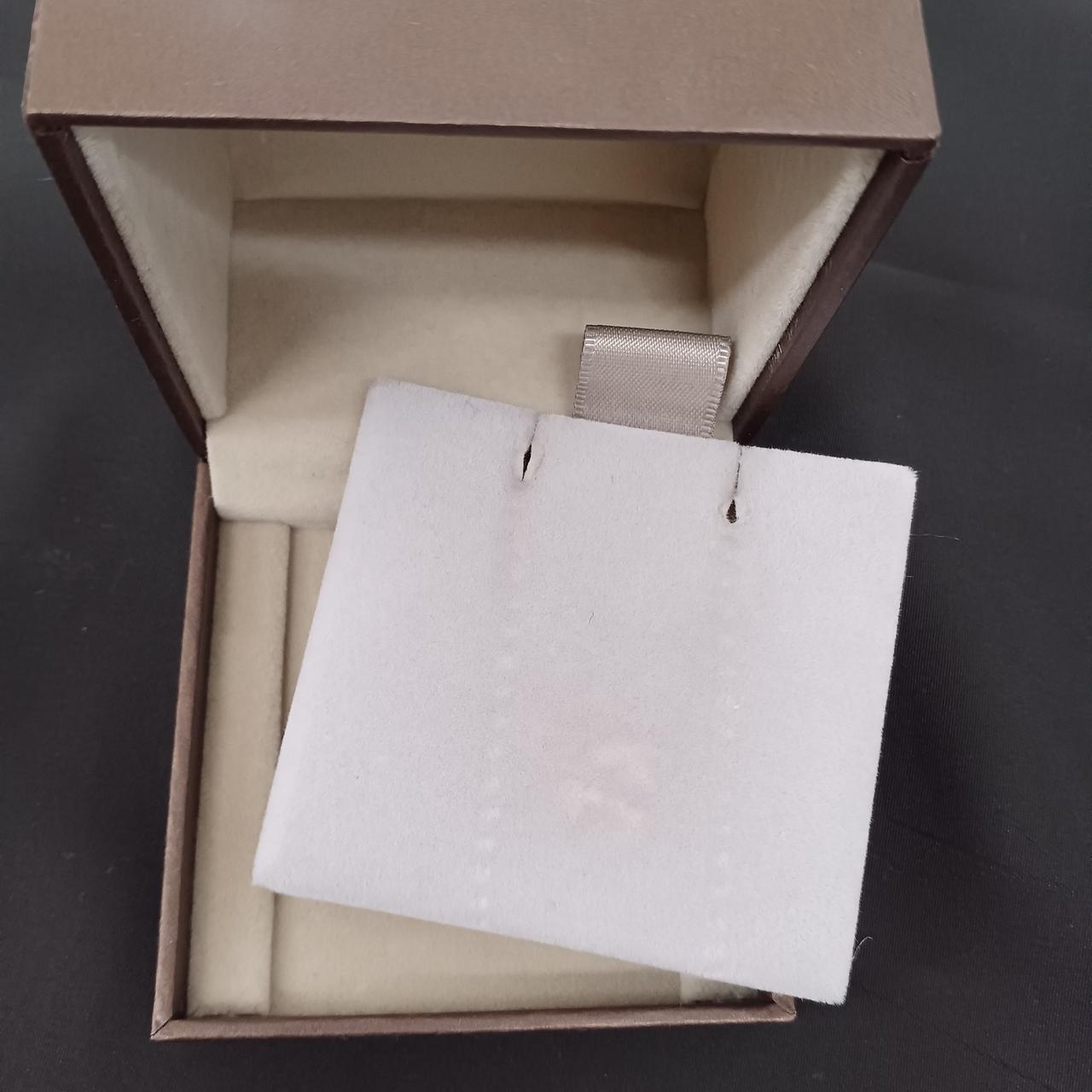 ケース内のクッション変色あります