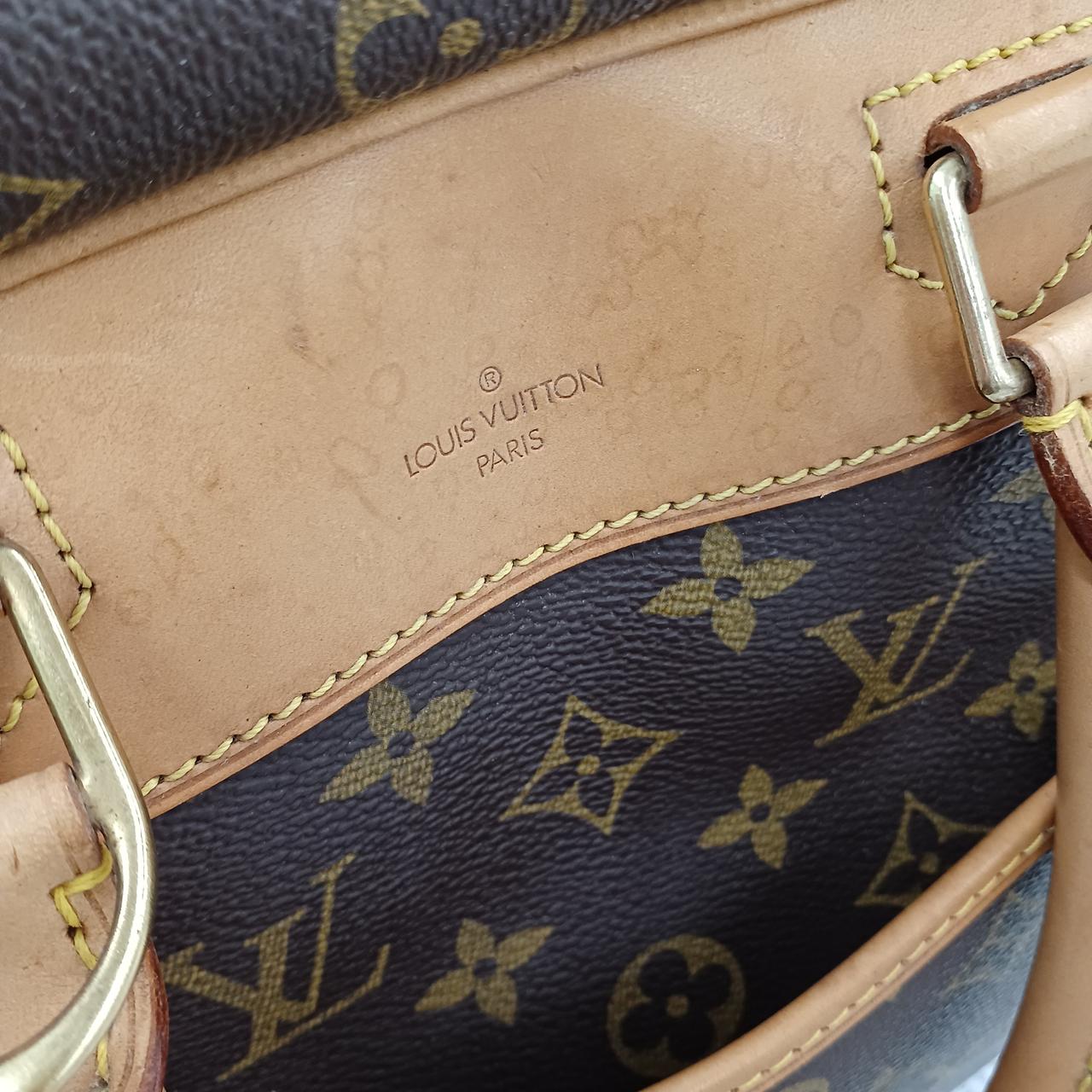 ヌメ革シミあり