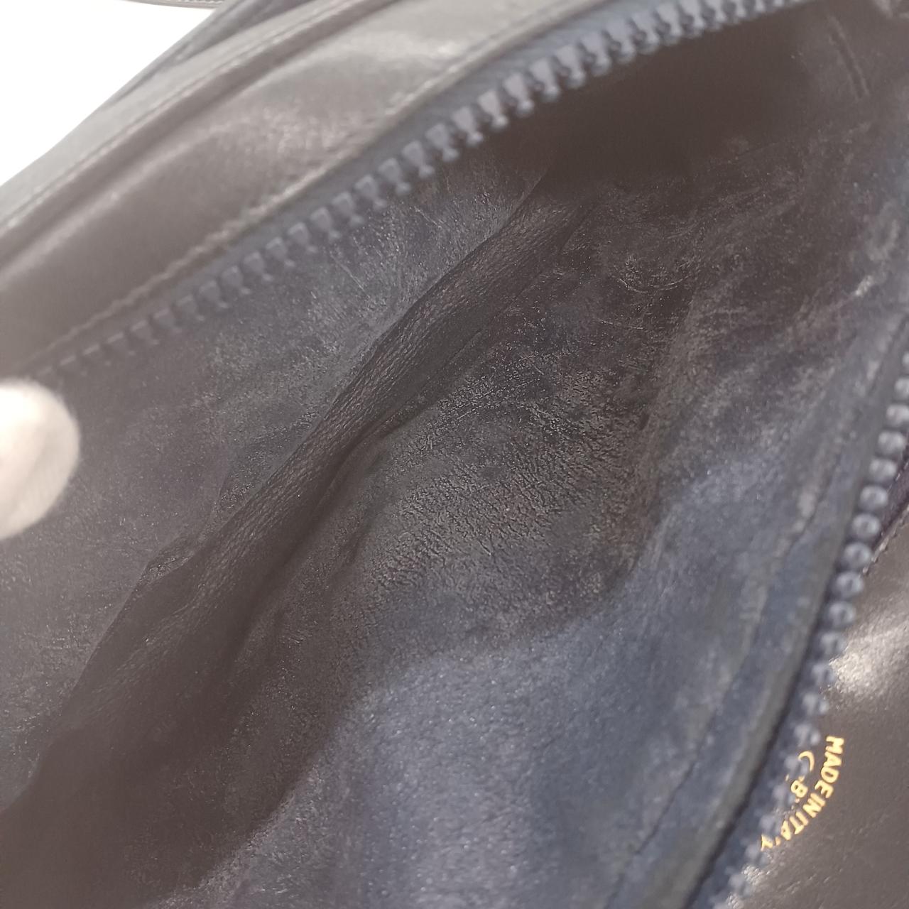 バッグ内側全て粉吹いてます