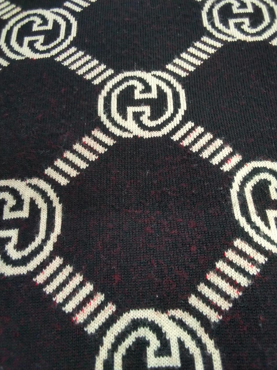 胸元赤い繊維あり