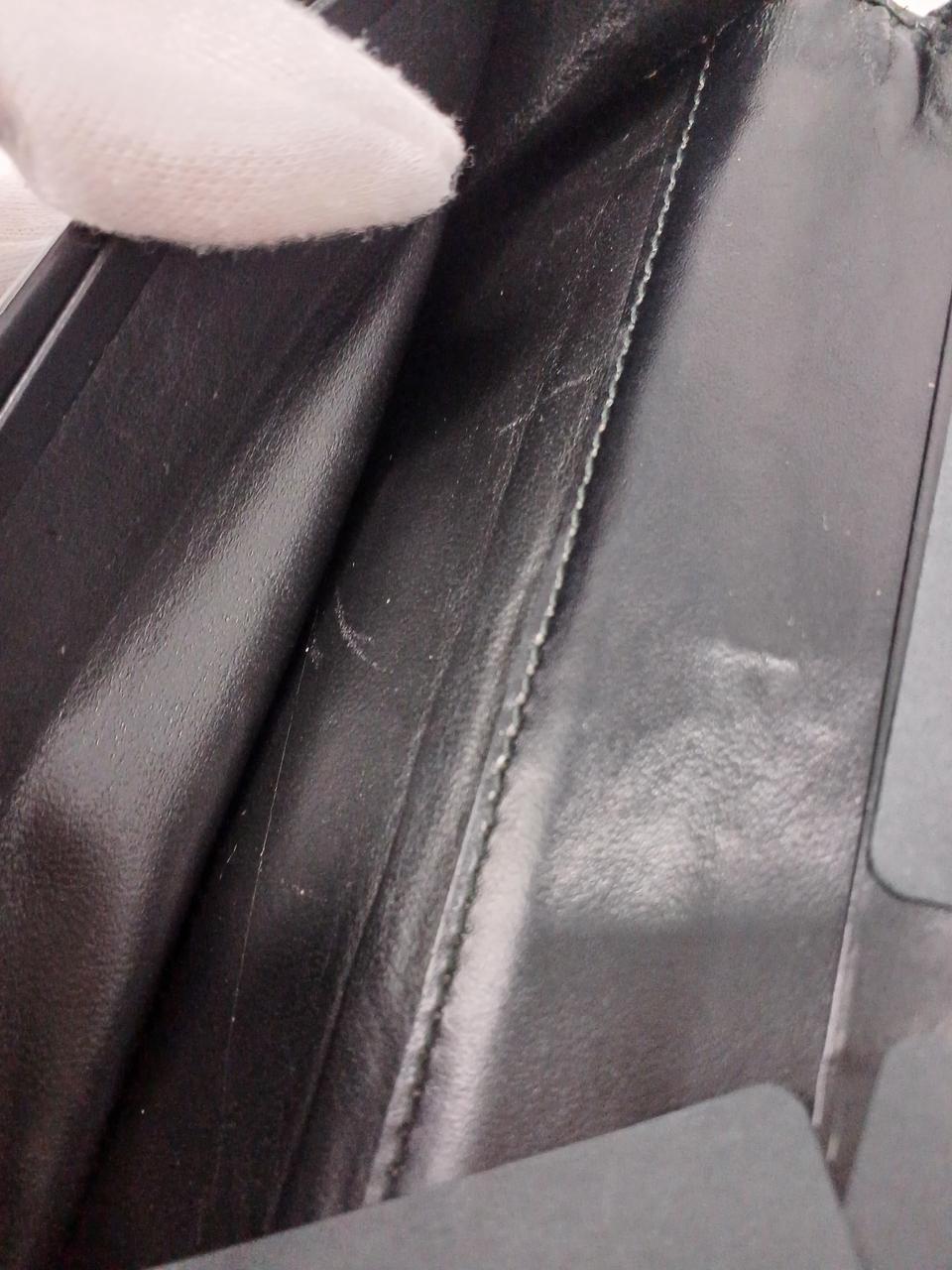 お札入れ内部、細かなキズが見受けられます