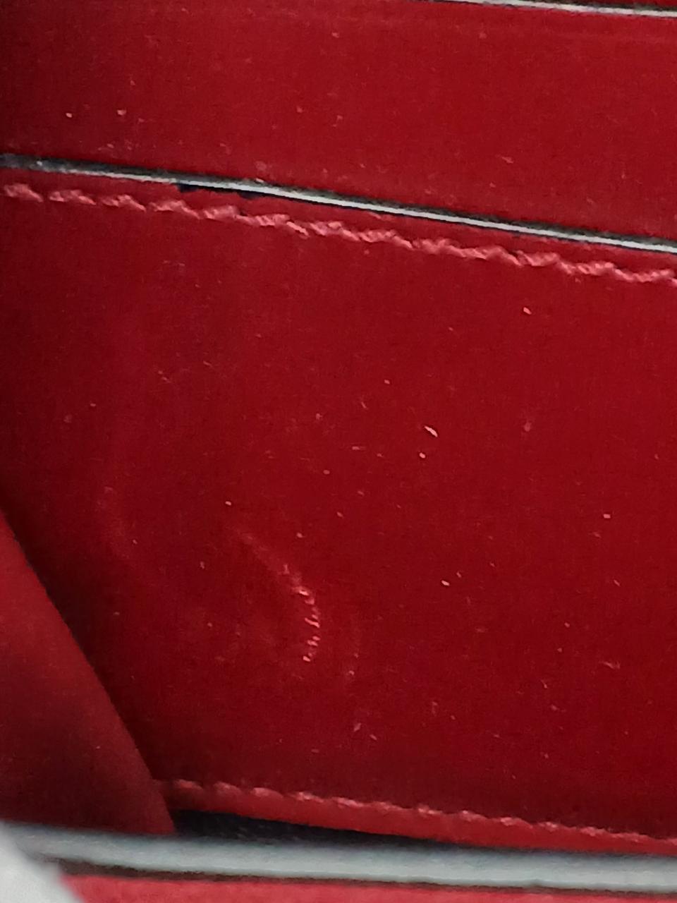 キズが見受けられます。