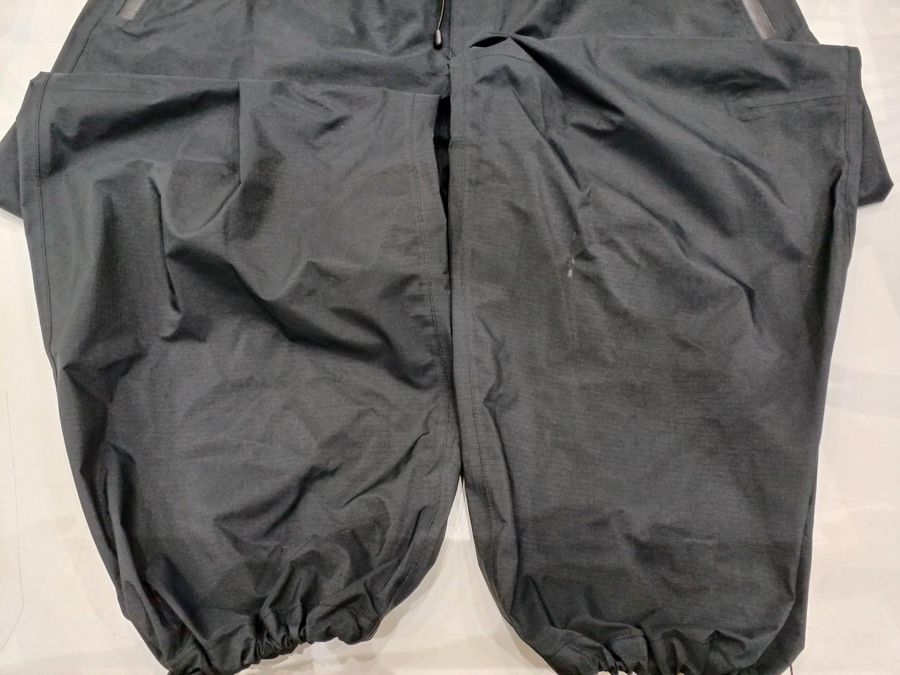 裾にドローコードあり。