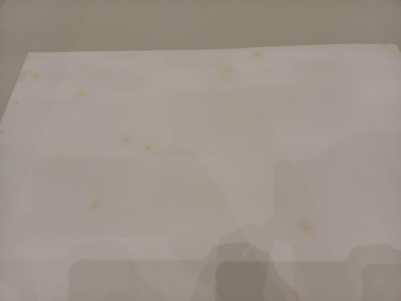 シミ汚れが各ポスターにあります。