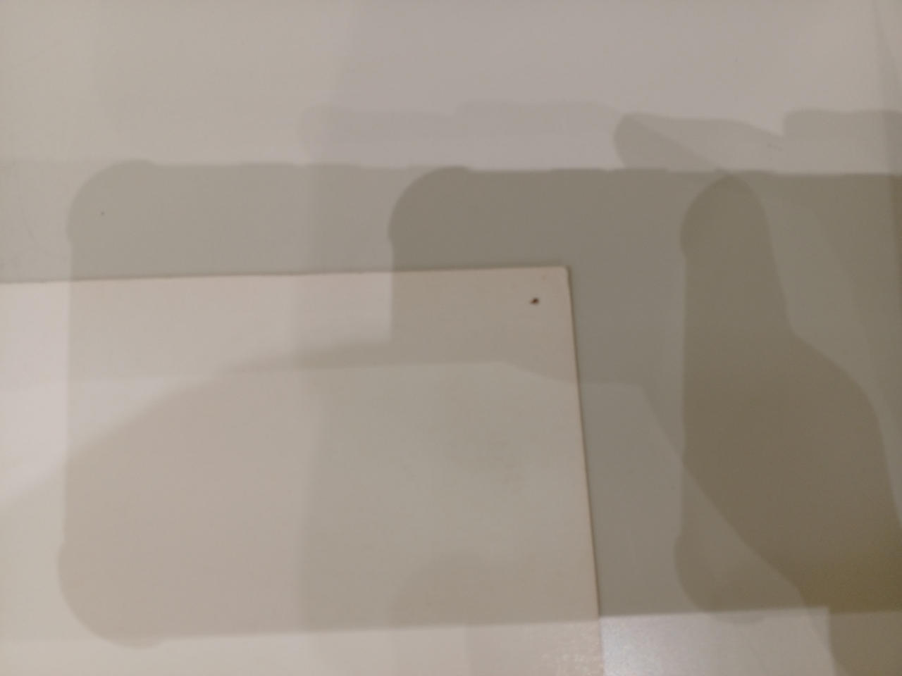 画鋲の跡が各ポスターにあります。