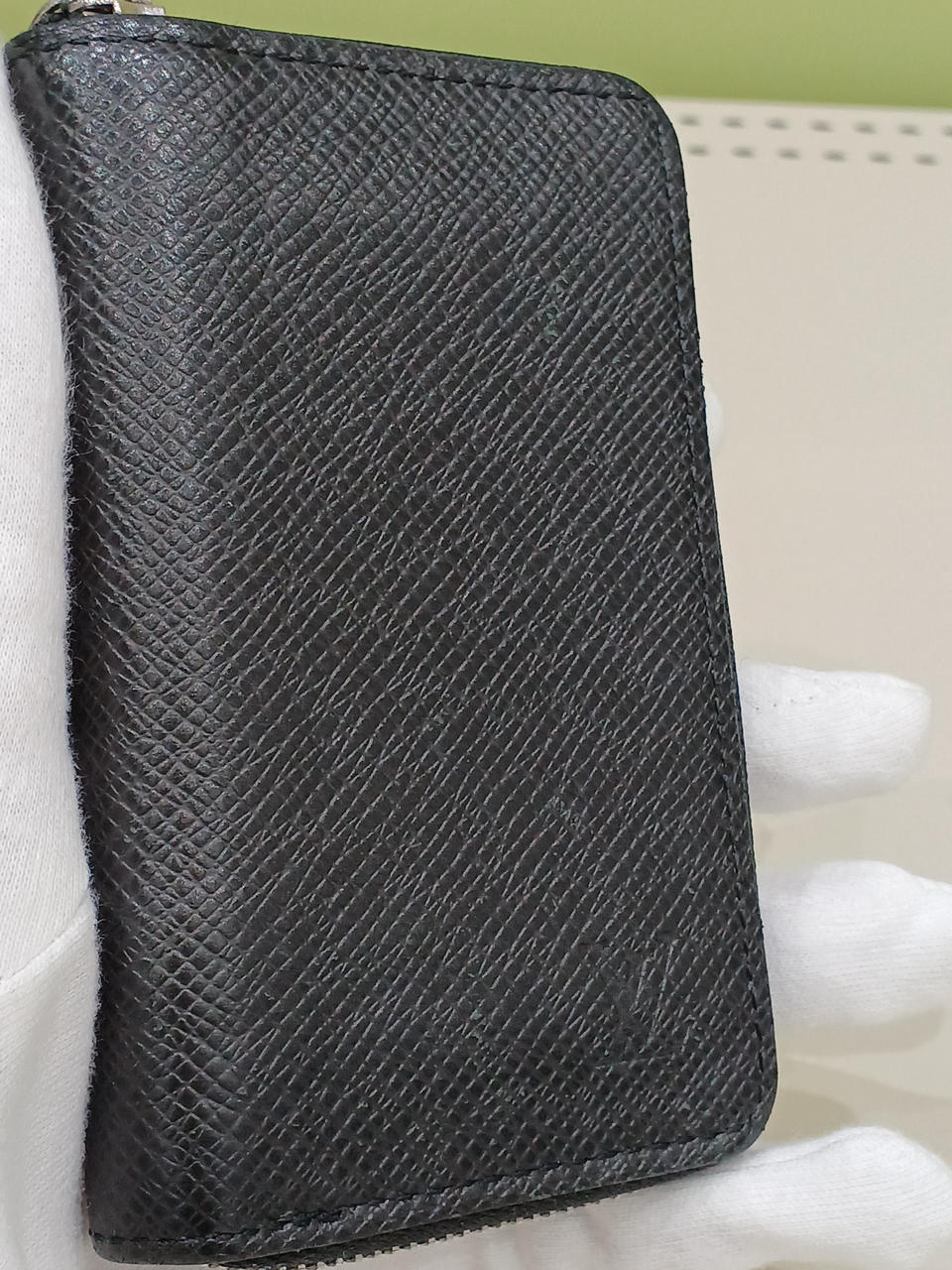 正面少し剥がれと右下にロゴマークあります