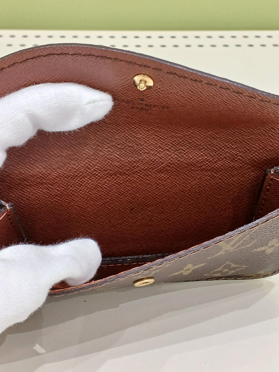 少し黒い汚れがあります