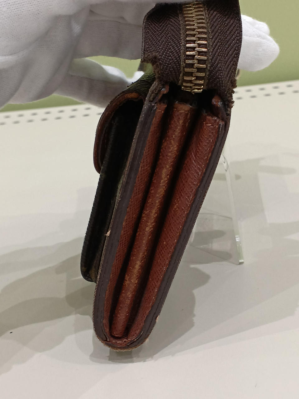 チャックの布部分、少し破けてます