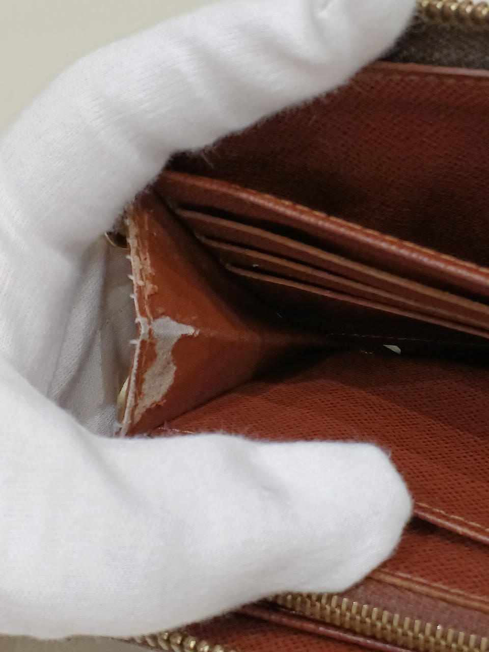 お札入れ部分の横、剥がれあり