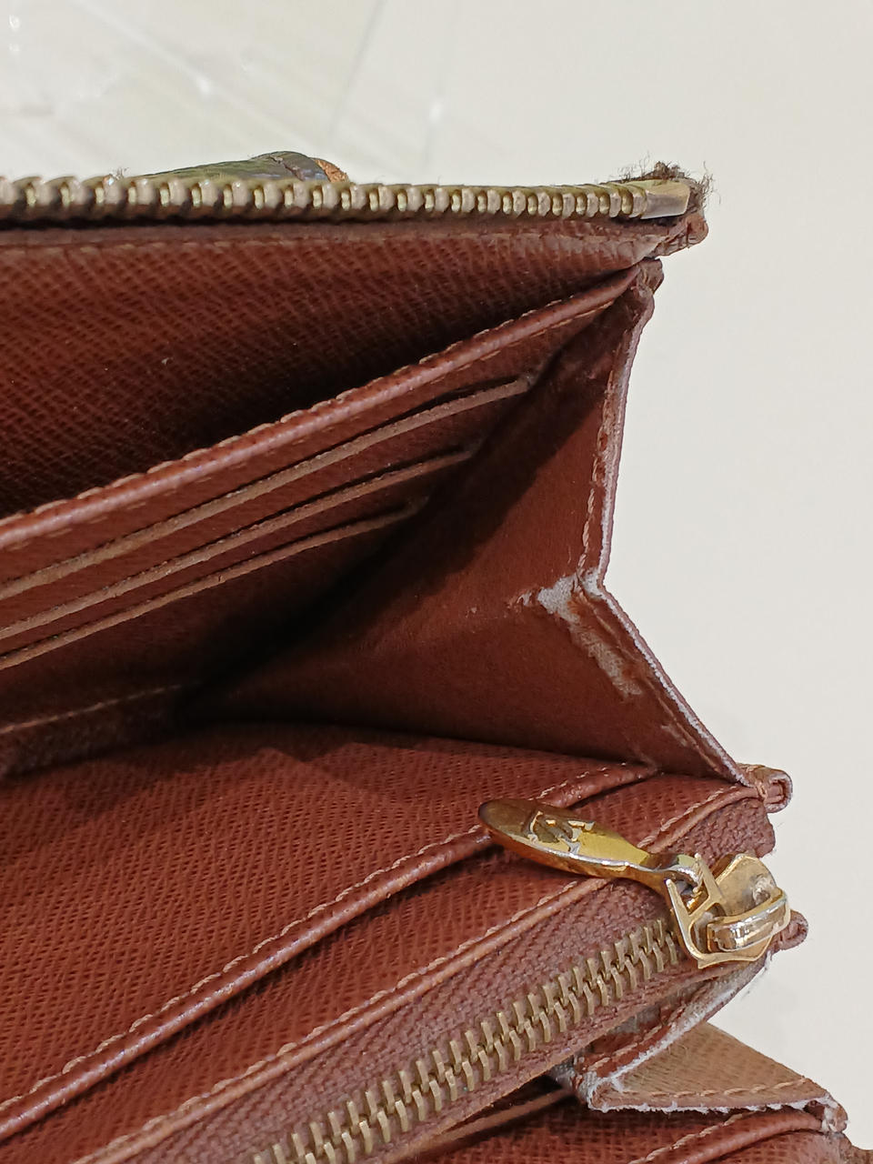 お札入れ部分の横、剥がれあり