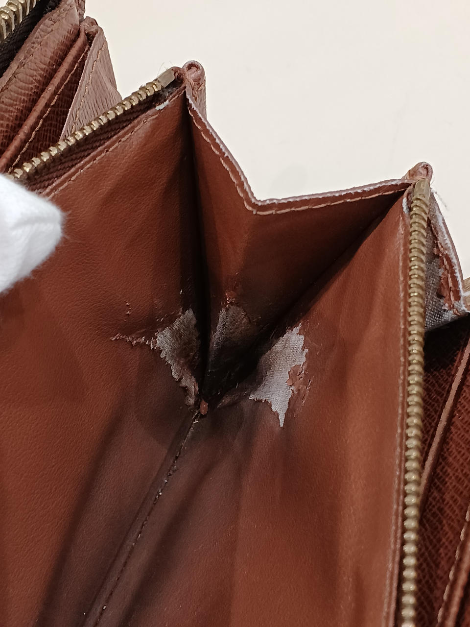 小銭入れの横、剥がれあり