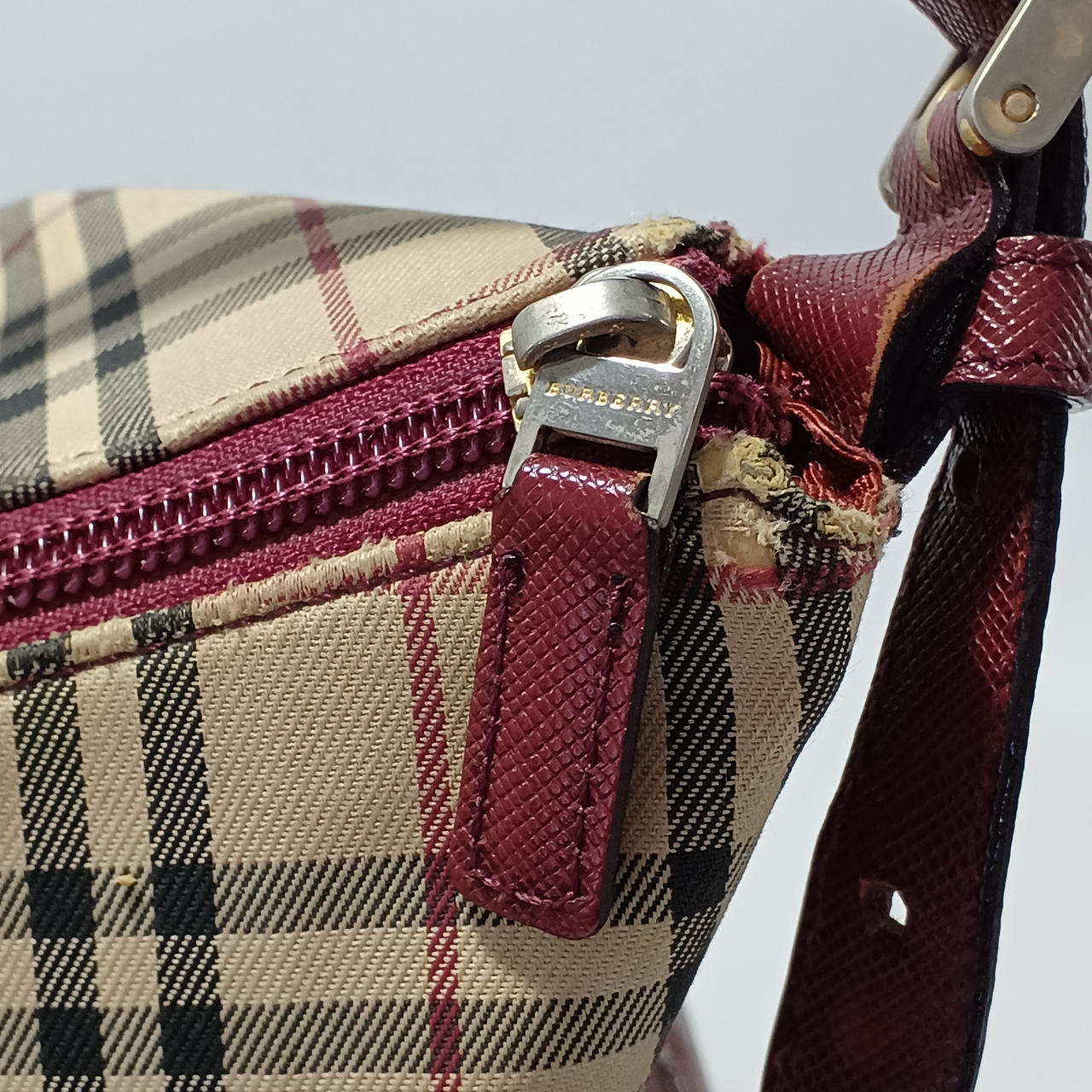 金具の色褪せ、ほつれなどがあります