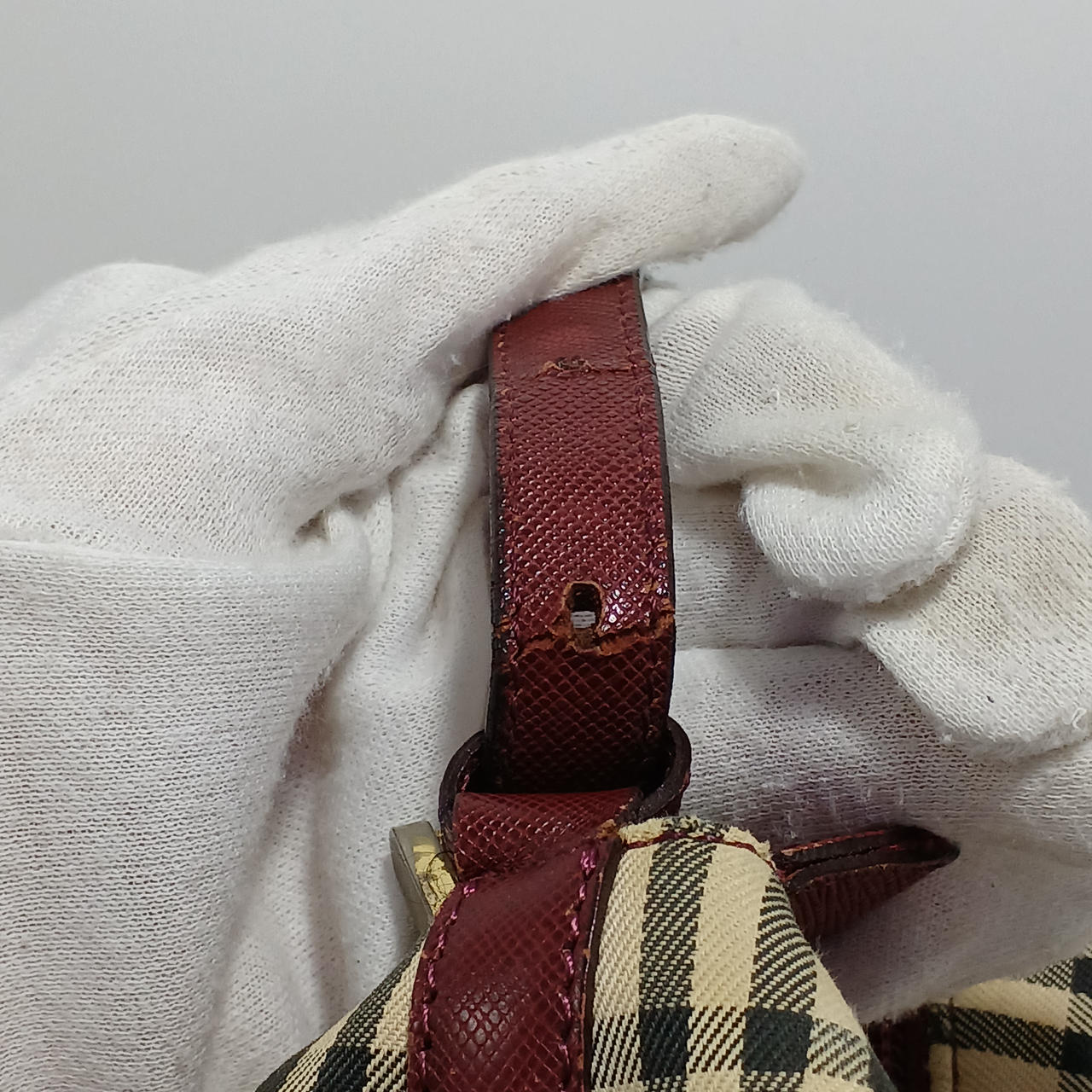 ベルトが割れており反対側は割れてます。