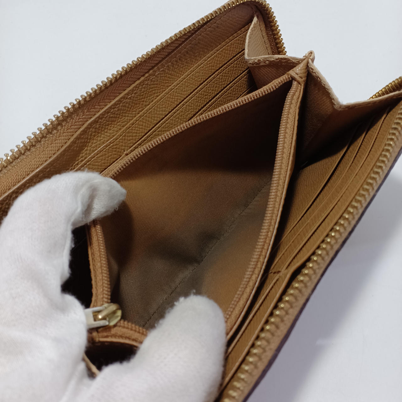 小銭入れ部分、汚れてます。