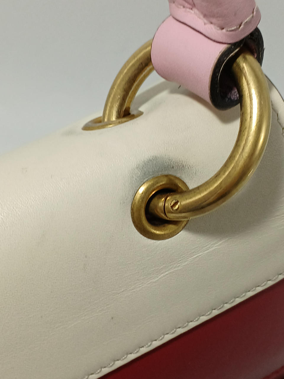 丸い跡があります