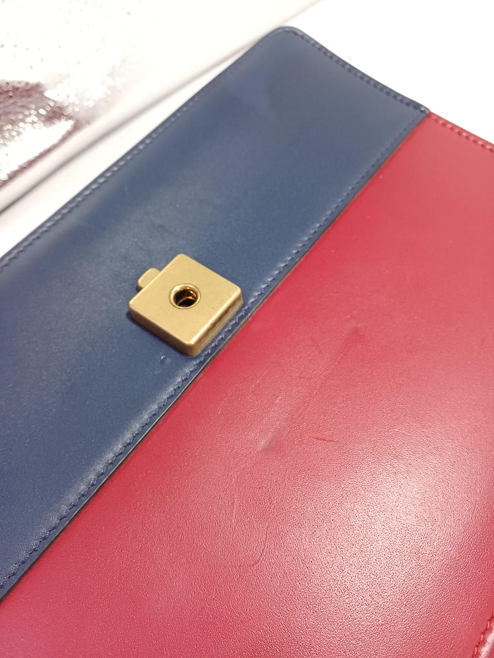 横長の凹みあります