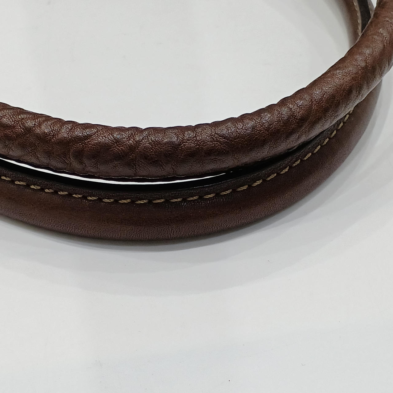 持ち手のレザー、質感が左右で違います。