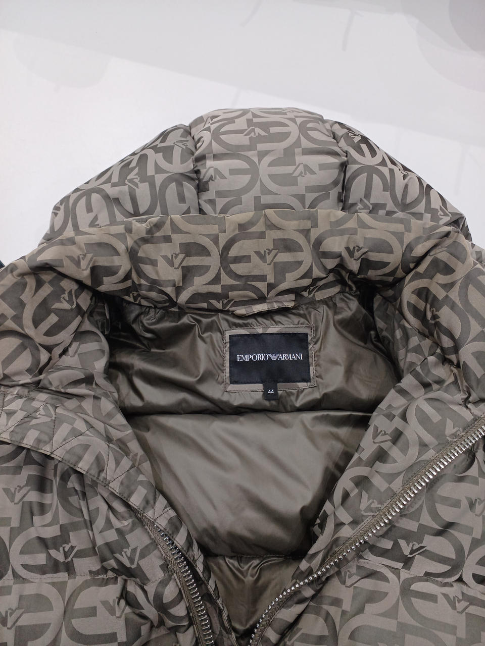 襟全体的に汚れがあります。