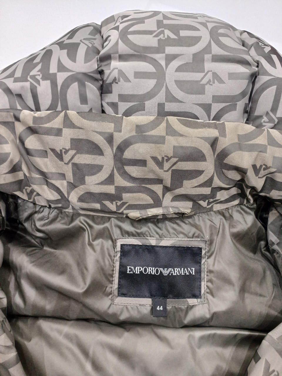 襟全体的に汚れがあります。