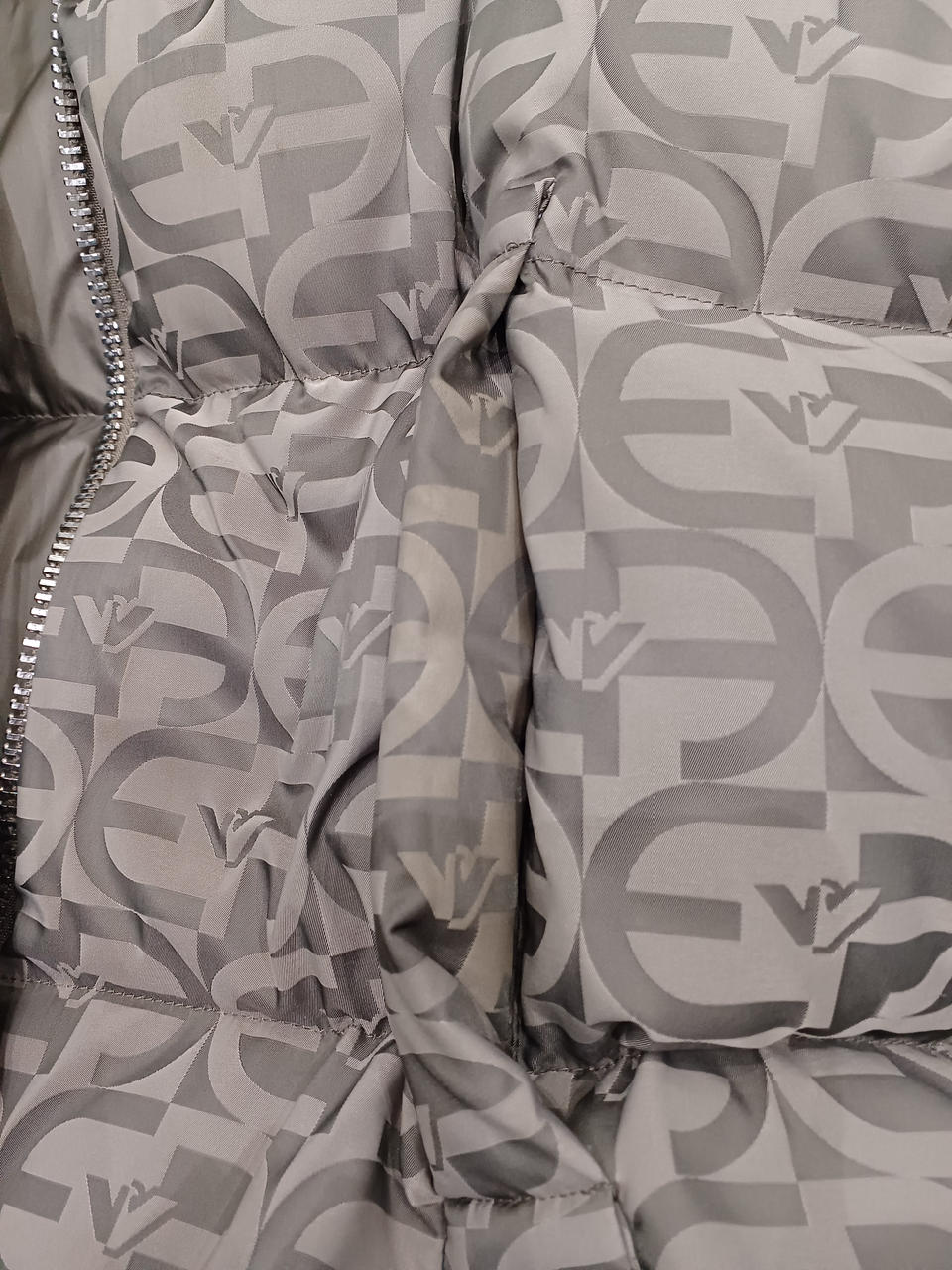 左ポケット入口付近に汚れがあります。