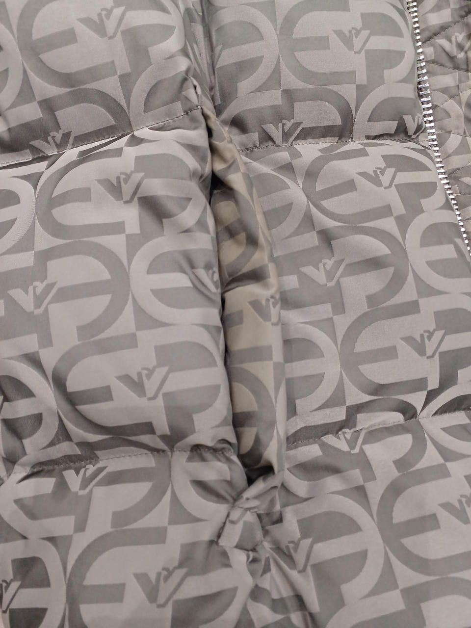 右ポケット入口付近に汚れがあります。