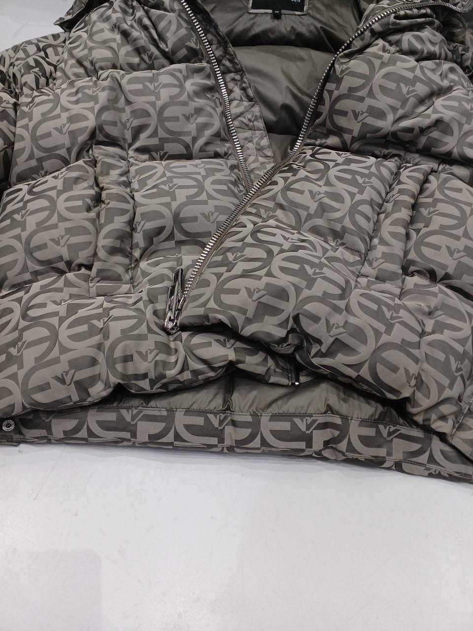 裾全体的に汚れがあります。