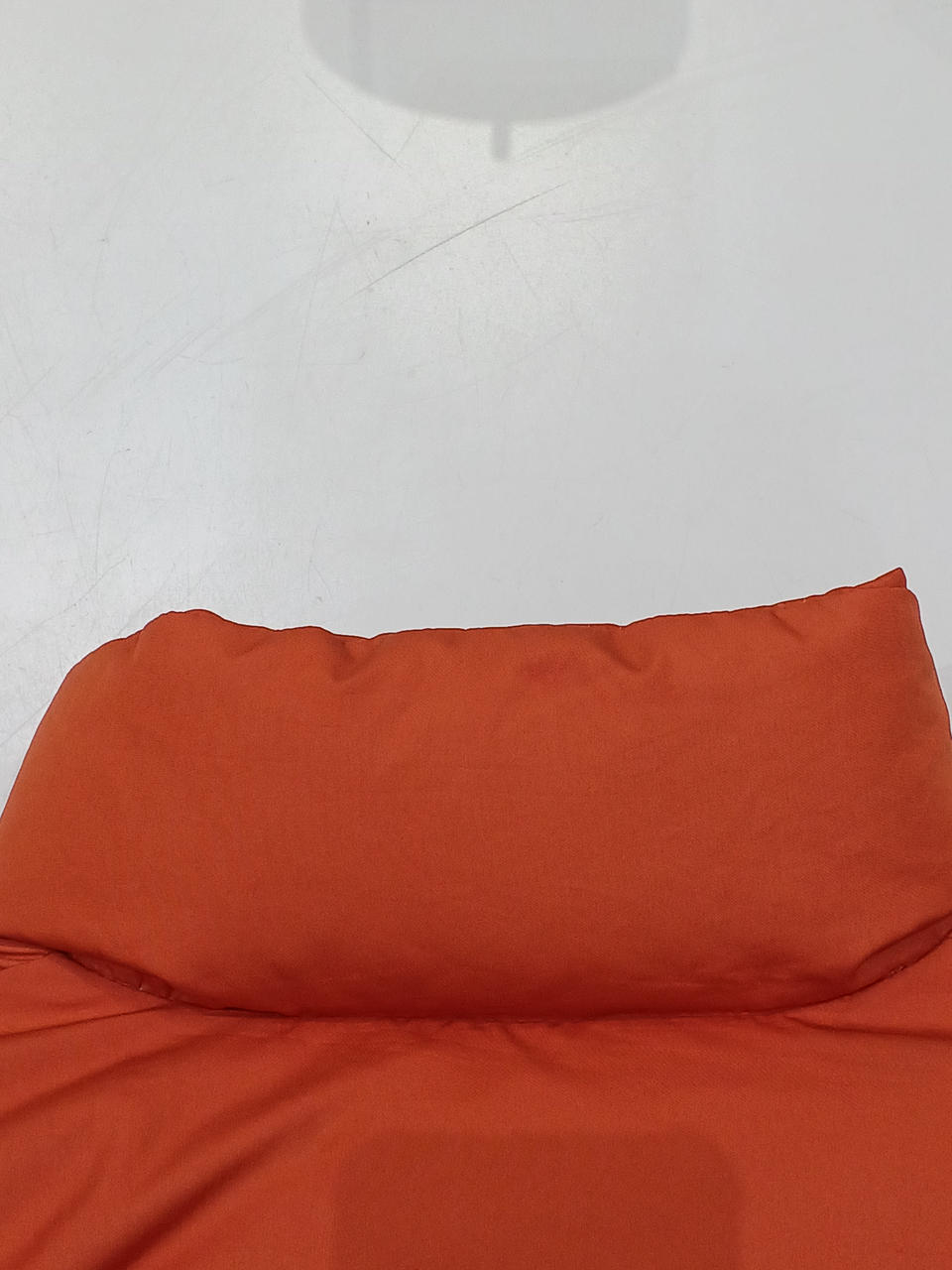 薄く汚れがあります。