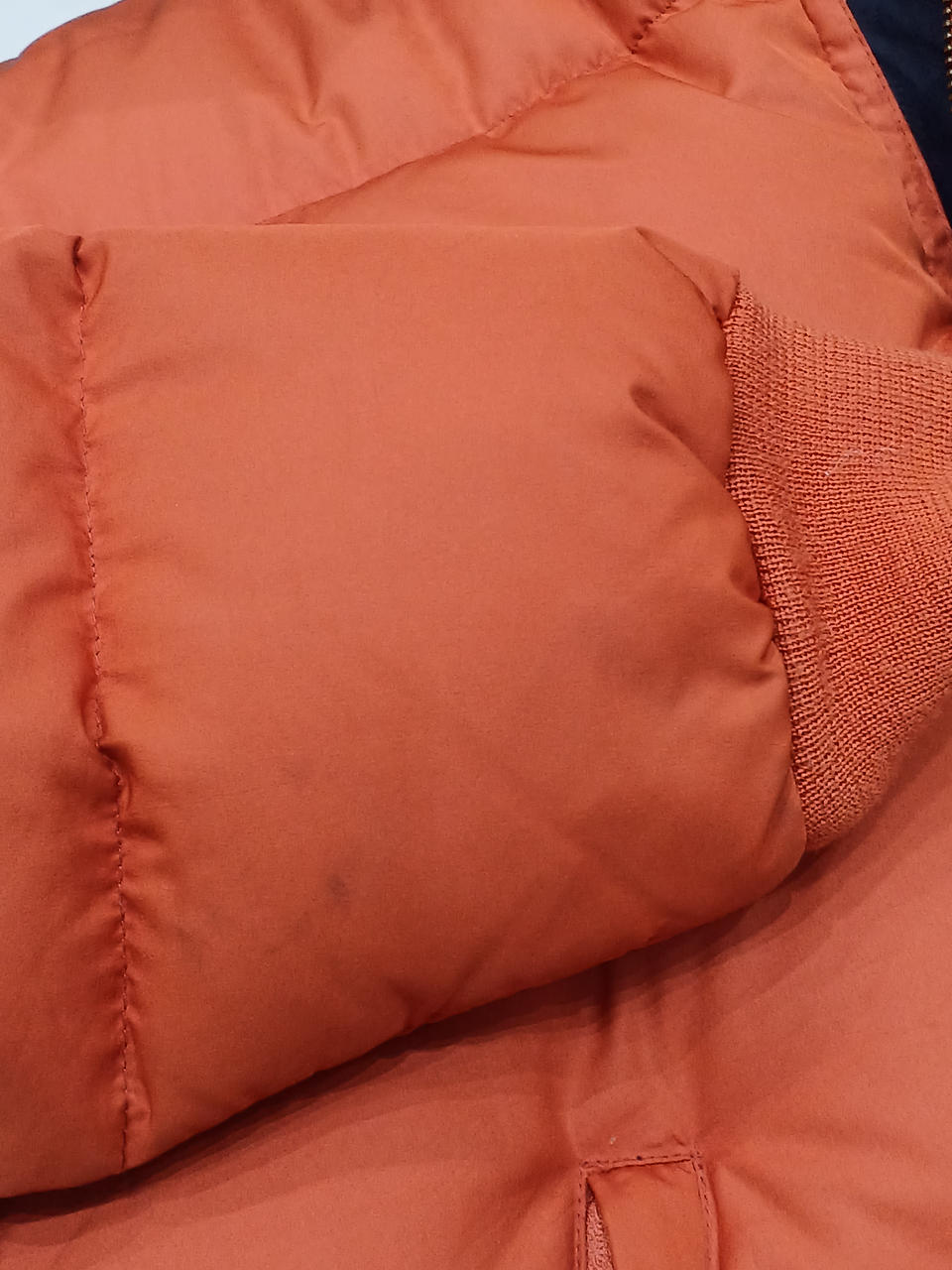 右袖後ろ側に汚れがあります。