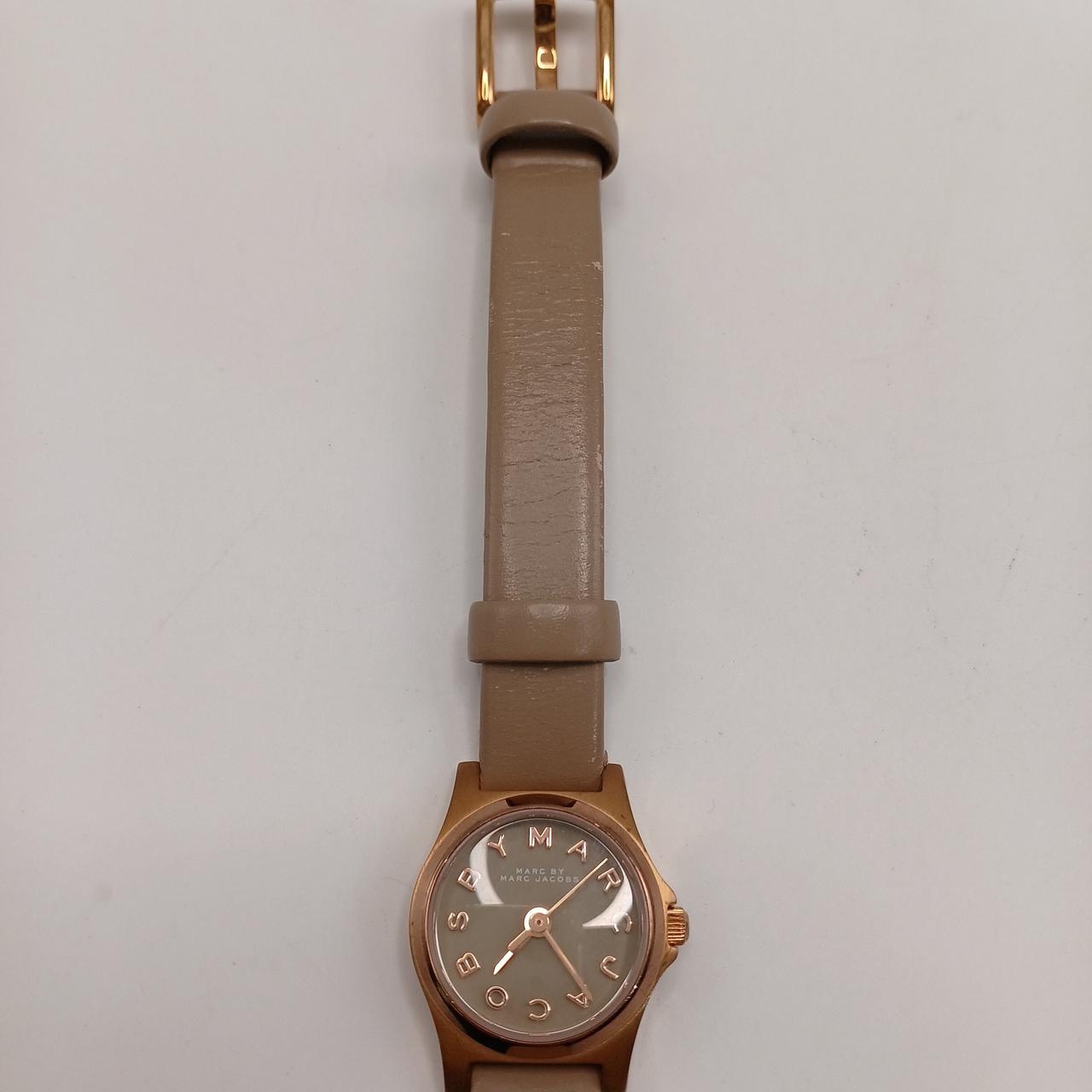 ヒビ割れがあります。