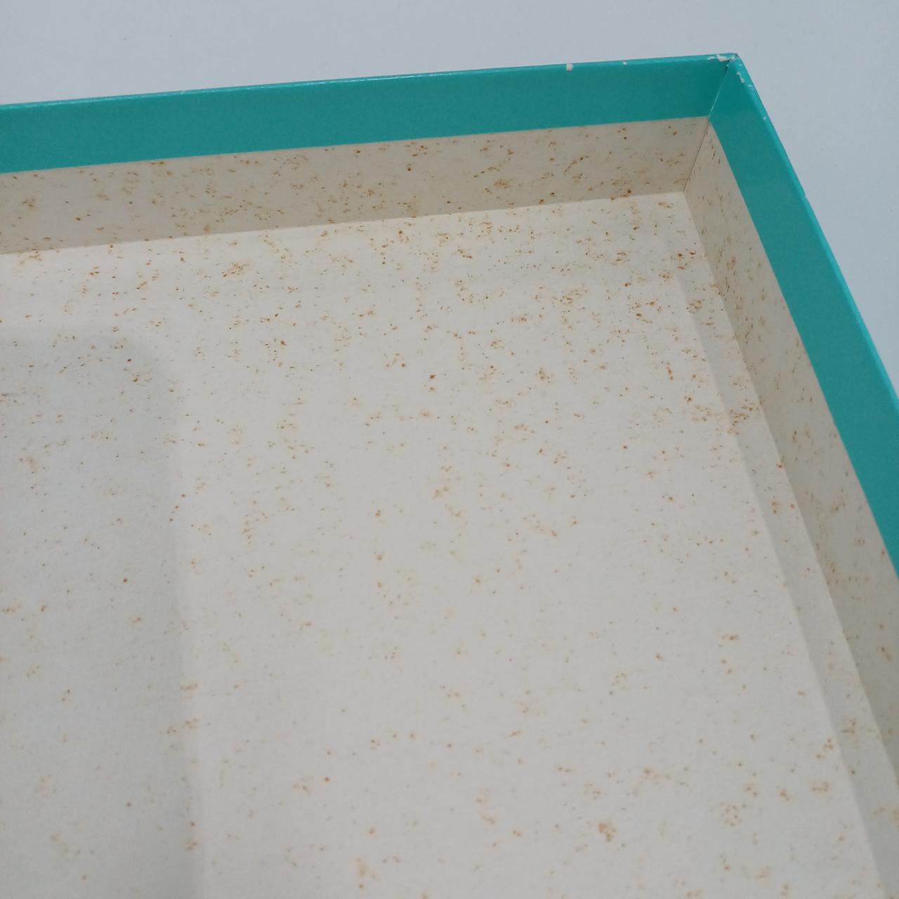 箱の内側が汚れています。