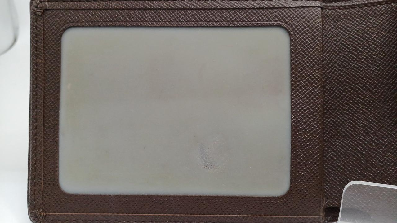 黄ばみ、擦れがあります。