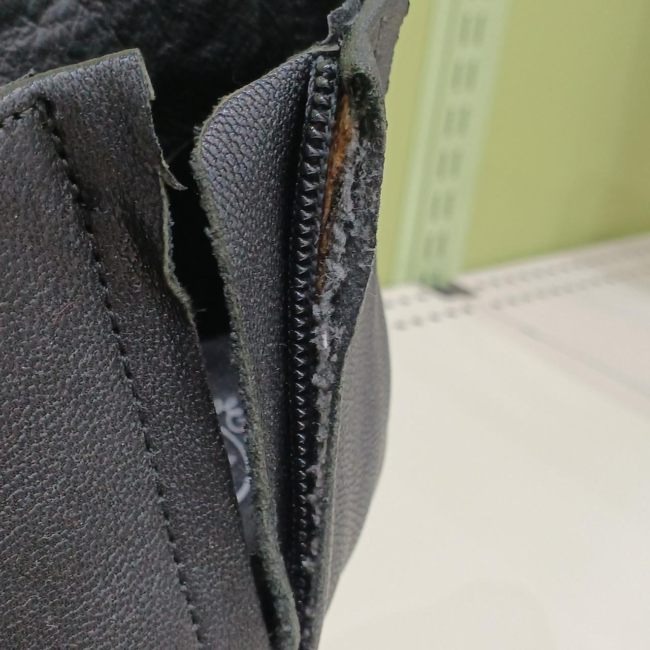 チャック部分剥がれています