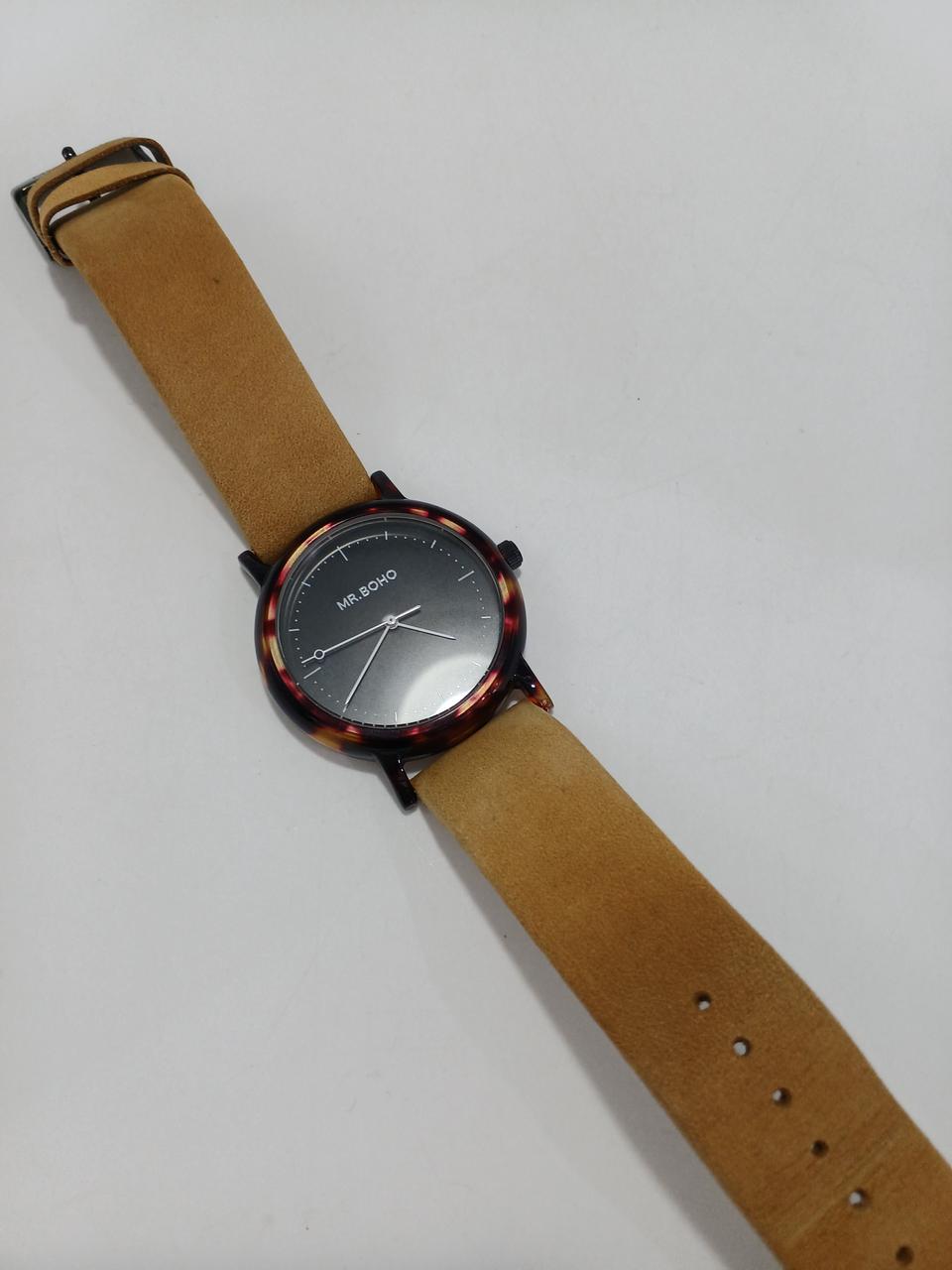 ベルトには仕様に伴う色ムラあり。