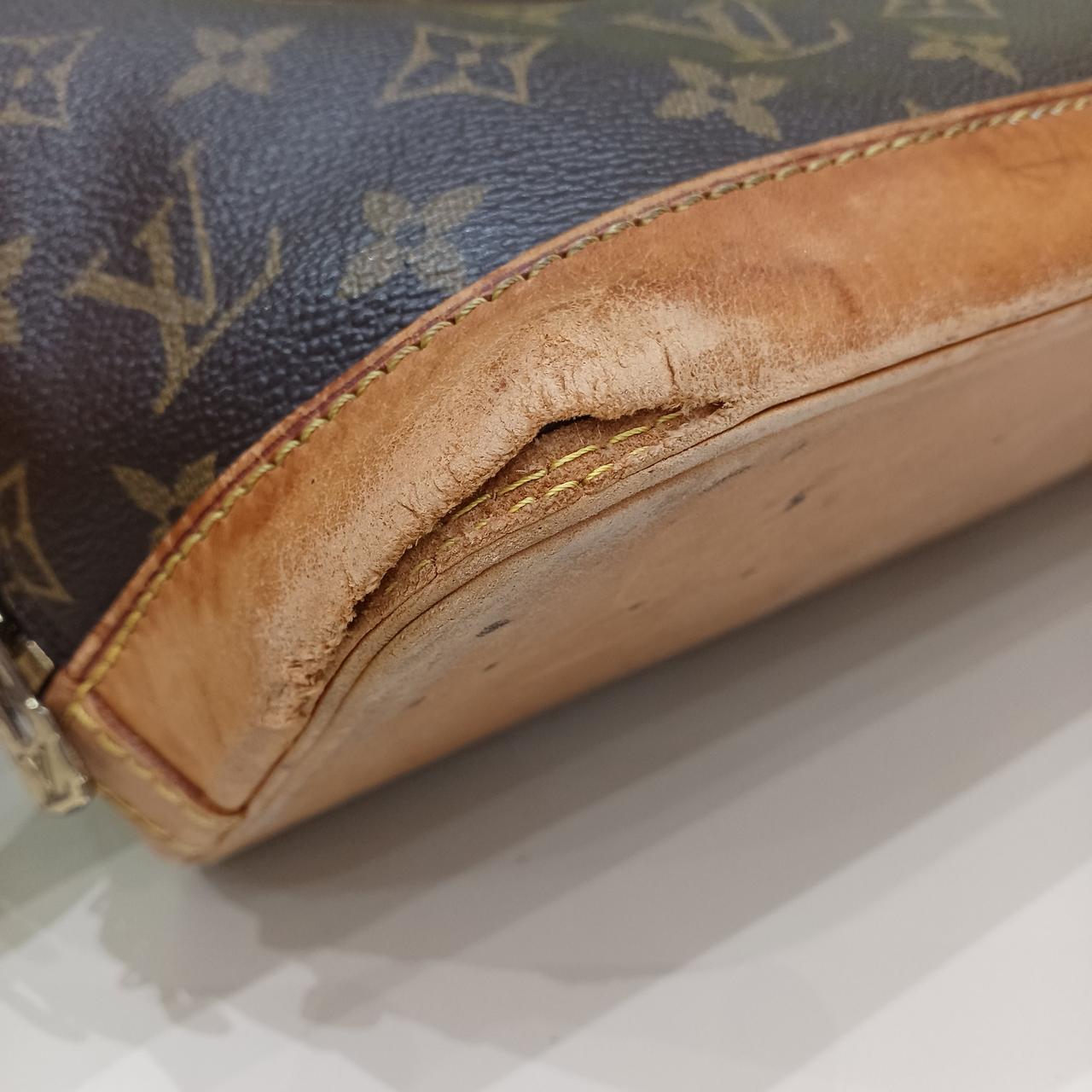 底部分に破れあります