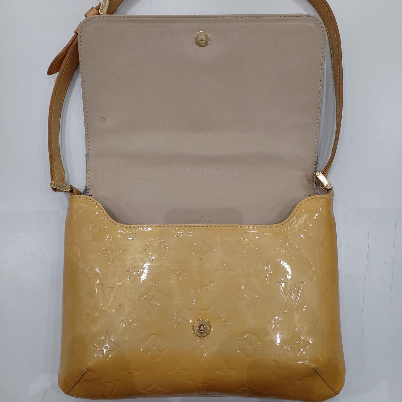 茶色いシミと色褪せがあります