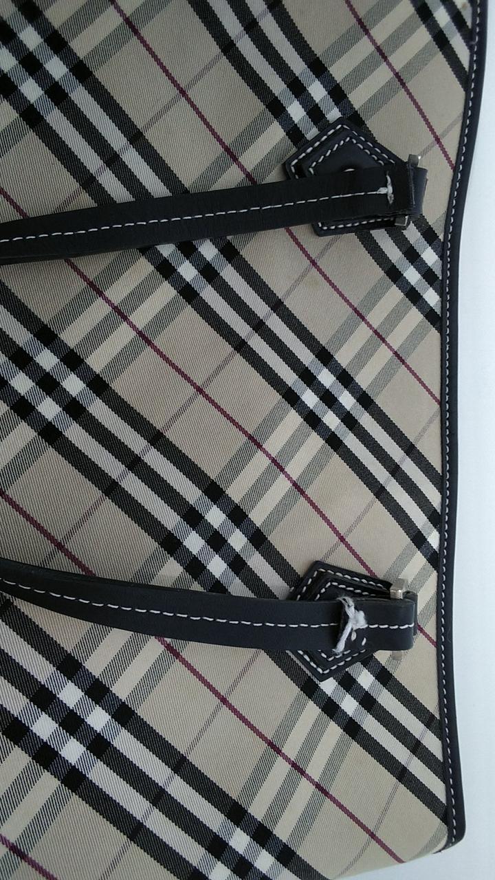 持ち手付け根に補修跡と汚れがあります。