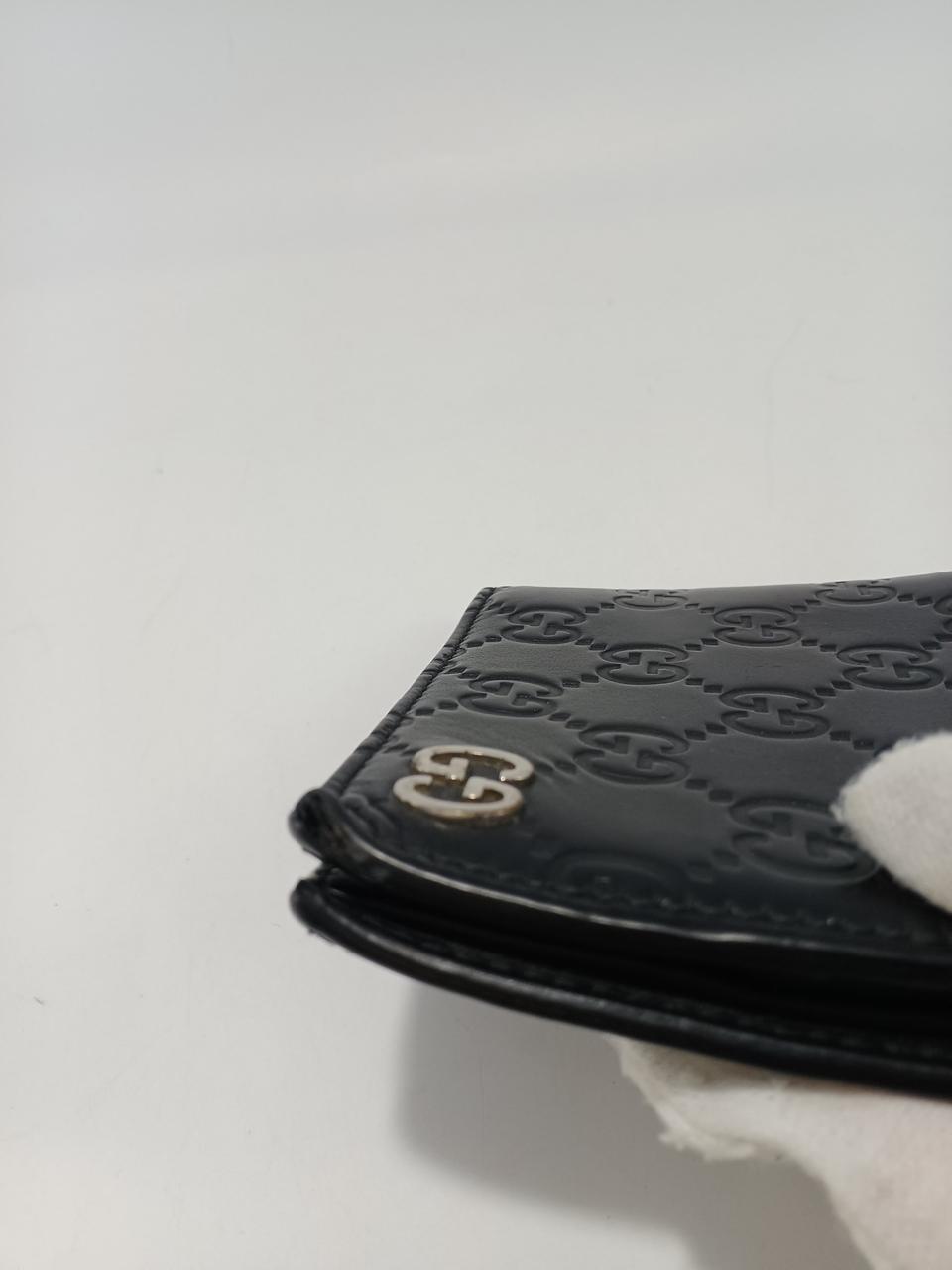 曲がっています