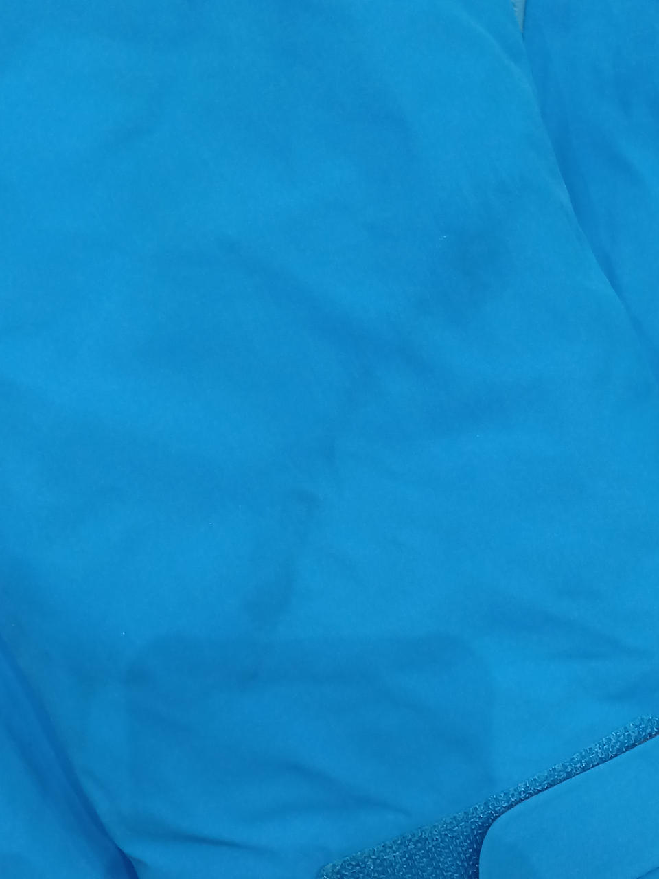 映りにくいですが、袖に汚れがあります。