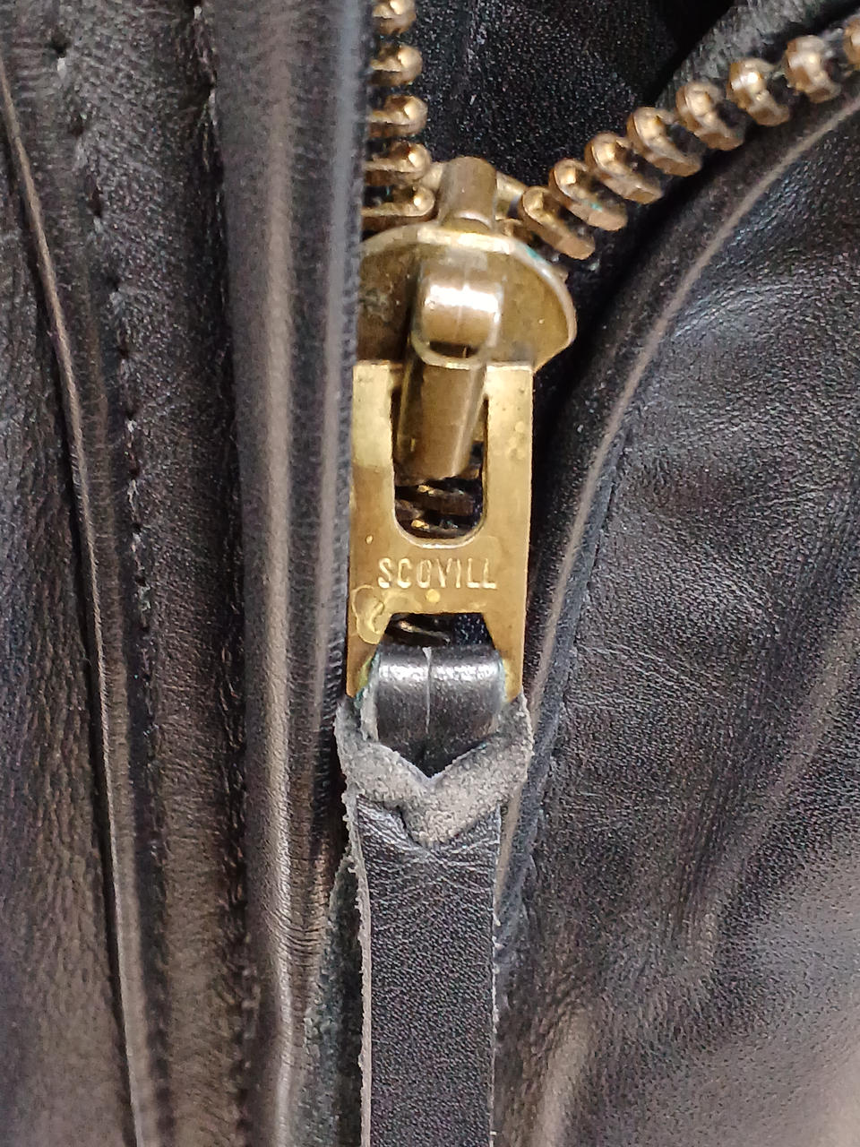 前身のファスナーはスコヴィル製です
