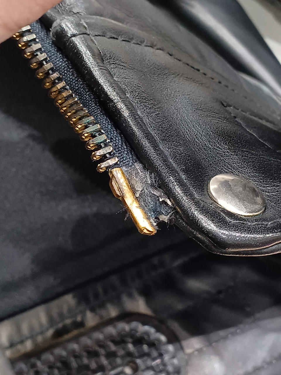 前身のファスナー差込部分に劣化あります。