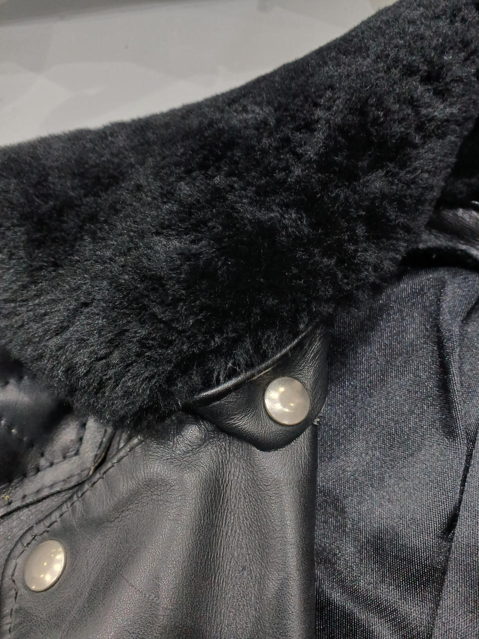 襟のボアはボタンで着脱可能です。