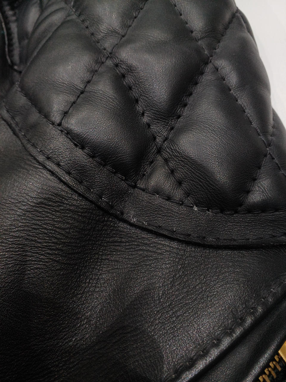 肩パッドの縫い目に白い汚れが少し見えます