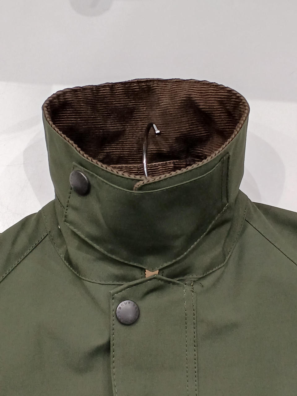 襟を上げたスタイルも可能です。