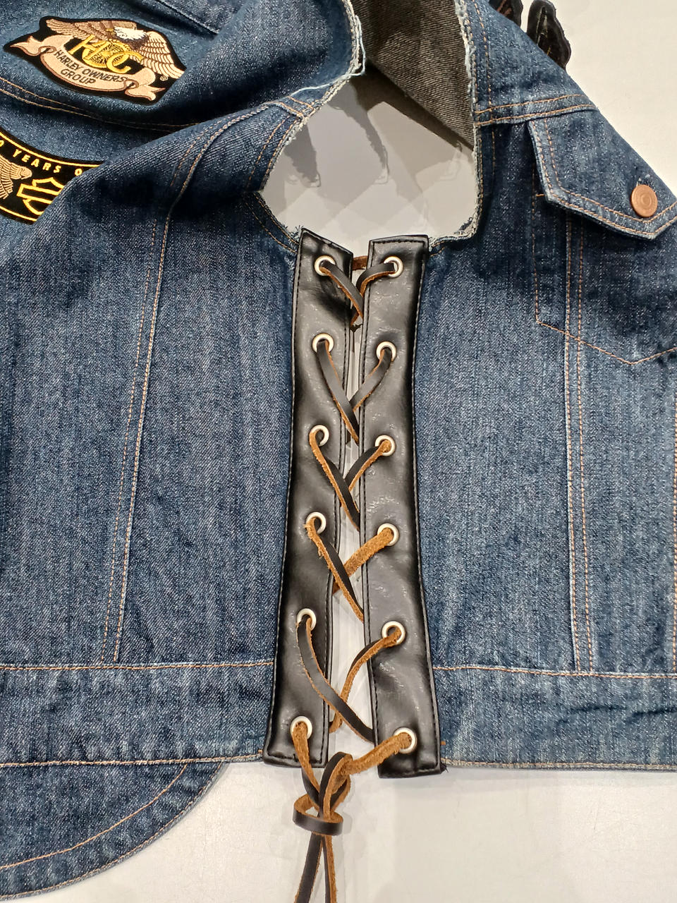 脇腹は編み上げになっています。