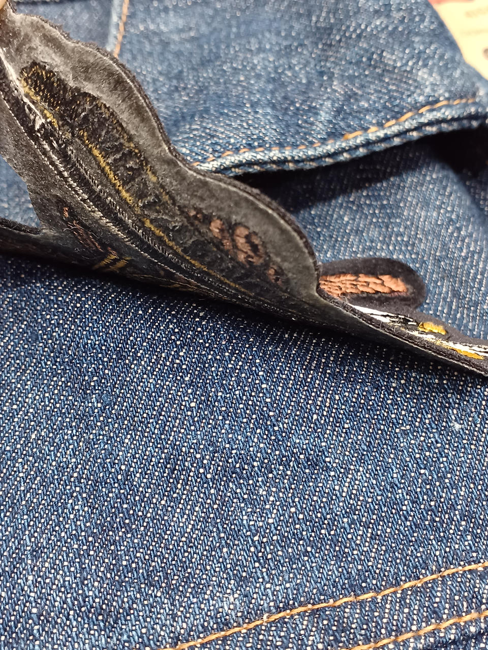 右胸のワッペンに剥がれあります。